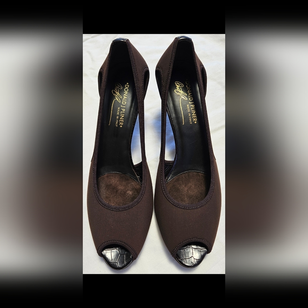 Donald J. Pliner Brown Heels Classic Elegance, BRAND  NEW